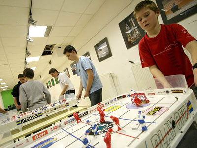 Namizni hokej igrajo tudi v Osnovni šoli Kranj